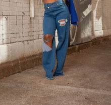 Load image into Gallery viewer, Eboni Distress Jeans

